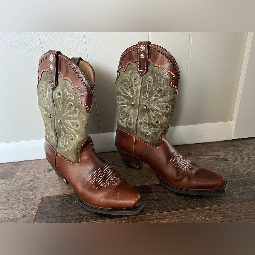 Cute Daisy Ariat Cowboy Boots